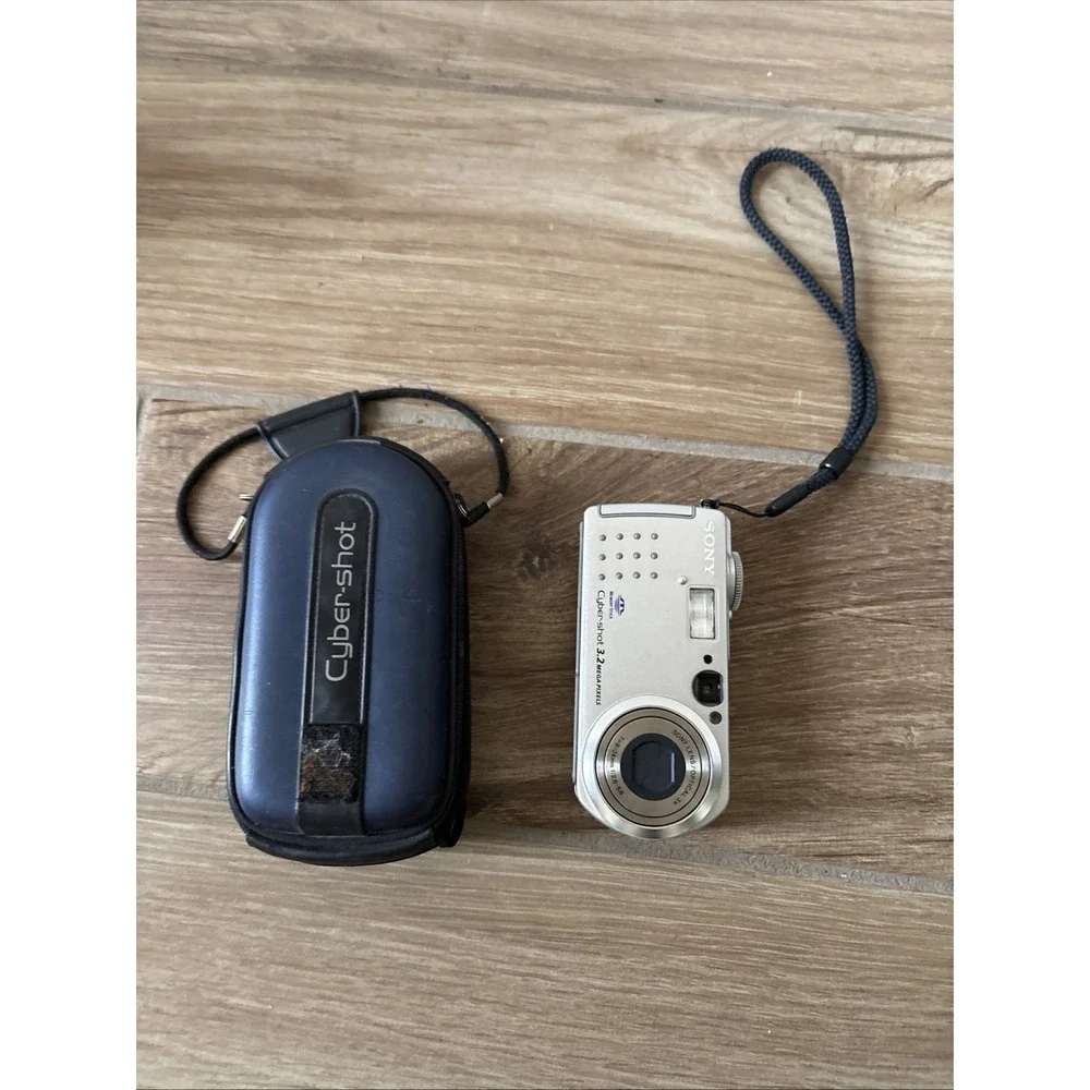 Sony‎ Cybershot Camera w/ Case/charger & Dead Battery